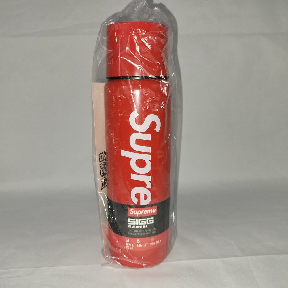 Supreme®/SIGG™ Vacuum Insulated 0.75L Bottle- Red